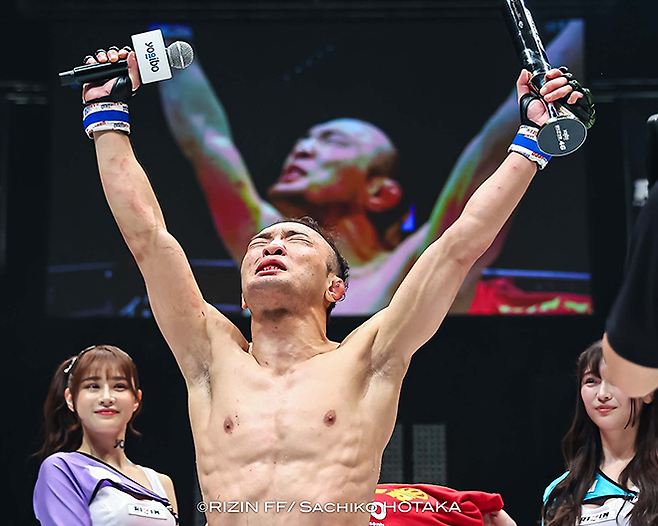 초대 ONE 밴텀급 챔피언 김수철이 2024년 4월 일본 도쿄 아리아케 아레나 라이진 46 승리 후 기뻐하고 있다. 김수철은 제4대 로드FC 페더급/밴텀급 챔피언도 지냈다. 사진=RIZIN FF