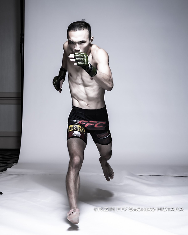 초대 ONE 밴텀급 챔피언 김수철이 2024년 9월 제7대 라이진 밴텀급 챔피언 결정전 프로필 촬영을 하고 있다. 김수철은 제4대 로드FC 페더급/밴텀급 챔피언도 지냈다. 사진=RIZIN FF