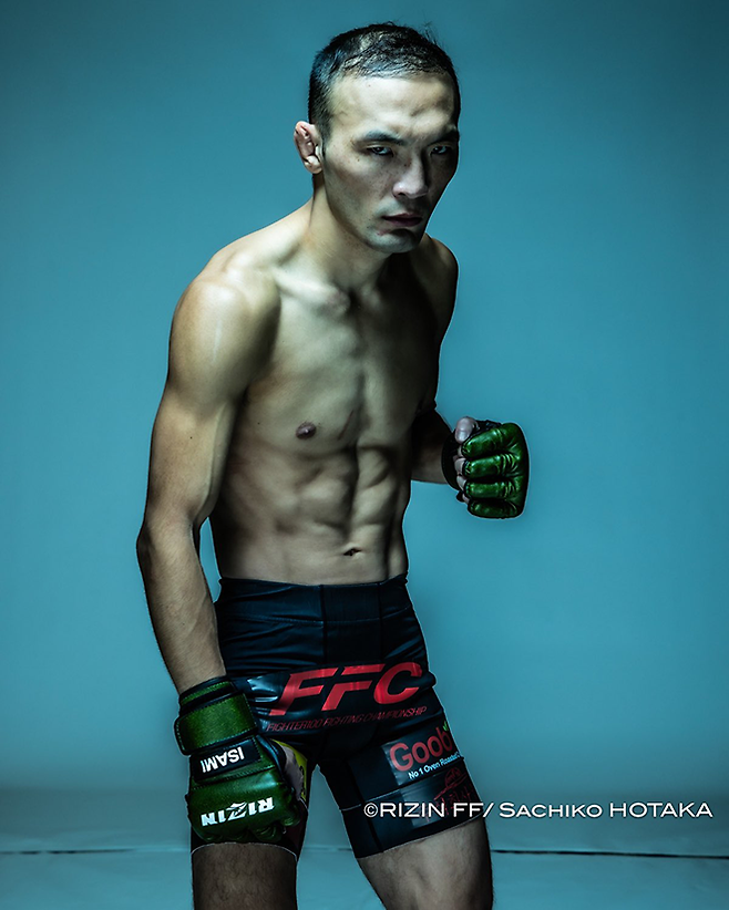 초대 ONE 밴텀급 챔피언 김수철이 2024년 9월 제7대 라이진 밴텀급 챔피언 결정전 프로필 촬영을 하고 있다. 김수철은 제4대 로드FC 페더급/밴텀급 챔피언도 지냈다. 사진=RIZIN FF