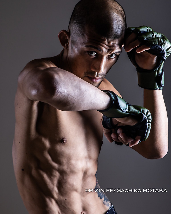 제10대 슈토 밴텀급 챔피언 사토 쇼코가 2024년 9월 라이진 48 프로필을 촬영하고 있다. 사진=RIZIN FF
