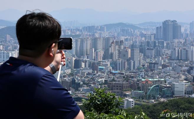 (서울=뉴스1) 박세연 기자 = 서울 아파트값이 16주 연속 상승세를 이어갔다.   한국부동산원의 5월 셋째 주 전국 주간 아파트가격 동향 조사 결과에 따르면 서울은 0.13% 올라 16주째 상승했다. 상승폭은 일주일 새 0.10%에서 0.13%로 올라갔다. 사진은 25일 서울 남산에서 바라본 서울시내 아파트단지 모습.  2025.5.25/뉴스1  Copyright (C) 뉴스1. All rights reserved. 무단 전재 및 재배포,  AI학습 이용 금지. /사진=(서울=뉴스1) 박세연 기자