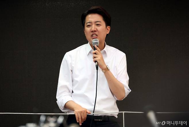 [서울=뉴시스] 조성봉 기자 =  이준석 개혁신당 대선 후보가 28일 오후 서울 강남구 강남역 일대에서 열린 유세에서 지지를 호소하고 있다. 2025.05.28. suncho21@newsis.com /사진=조성봉