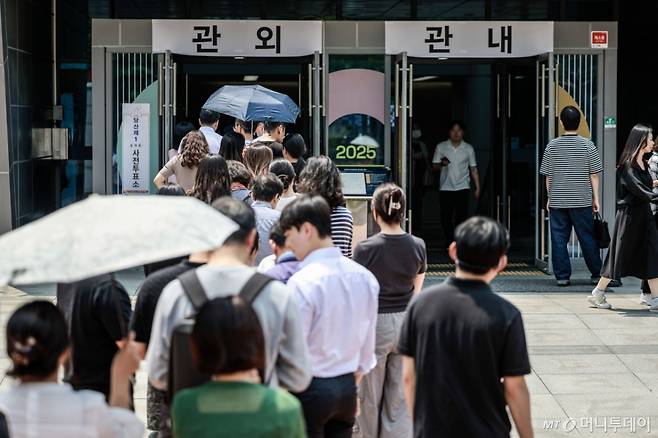 제21대 대통령선거 사전투표 첫 날인 29일 서울 영등포구 영등포아트홀에 설치된 사전투표소를 찾은 유권자들이 투표를 하기위해 줄 서 있다. 2025.05.29./사진=뉴시스 /사진=정병혁