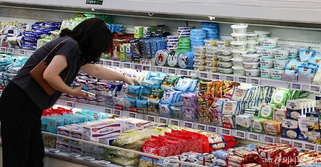 (서울=뉴스1) 김도우 기자 = 30일 서울 시내 대형마트에서 시민들이 장을 보고 있다.  우리나라 가구의 올해 1분기 소비지출이 총 63조 원에 달한다는 조사 결과가 나왔다.  30일 국회 예산결산특별위원회 소속 황정아 의원이 국회 입법조사처에 의뢰해 제출받은 '가계동향조사 마이크로데이터 분석 결과'에 따르면 올해 1분기 전체 가구의 소비지출 항목별 총소비 지출액은 63조 4945억 원을 기록했다.  1분기 가계 소비지출을 항목별로 살펴보면, 먹거리 구매에 해당하는 '식료품·비주류음료'가 8조 8184억 원을 기록해 전년 동기 대비 6872억 원 증가했다. 2024.6.30/뉴스1