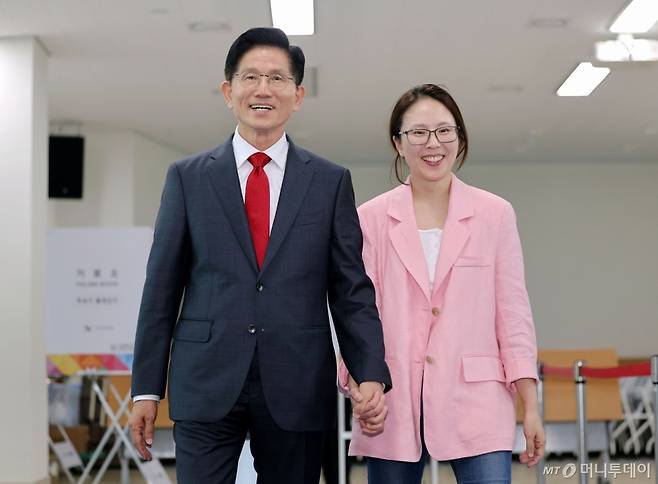 김문수 국민의힘 대선 후보와 딸 동주 씨가 29일 인천 계양구 계양1동 주민센터에서 사전투표를 마친 뒤 함께 퇴장하고 있다./사진=뉴시스