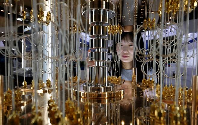 지난해 6월25일 경기 고양시 킨텍스에서 열린 '퀀텀코리아 2024'에 참가한 한국표준과학연구원 관계자가 양자컴퓨터 모형을 설명하고 있다./사진=뉴스1