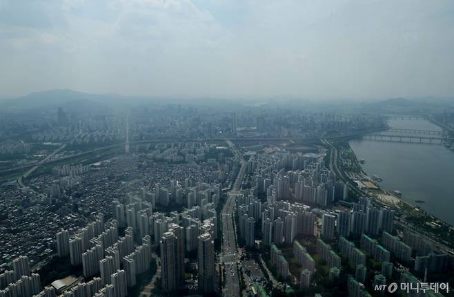 [서울=뉴시스] 조수정 기자 = 26일 서울 송파구 롯데월드타워 전망대 서울스카이에서 바라본 서울 송파구와 강남구, 서초구 아파트.   서울 주택 매매가격은 0.5% 상승해 12개월째 오름세다. 유형별로 아파트 0.61%, 단독주택 0.47%, 연립주택 0.25% 순으로 상승률이 높았다. 아파트값 상승으로 서울 전체 주택 매매가격도 상승세가 지속되고 있다. 이달 전국 아파트 평균 매매가격은 5억2543만원, 서울 아파트 평균 매매가격은 13억4543만원으로 집계됐다. 서울 아파트 평균 매매가격은 지난달(13억2965만원) 2008년 12월 통계 발표 이후 처음으로 13억원을 돌파했다. 아파트 평균 매매가격이 오르면서 서울 주택 평균 매매가격도 사상 최초로 10억원을 넘어 10억398만원을 기록했다. 2025.05.26. chocrystal@newsis.com /사진=조수정