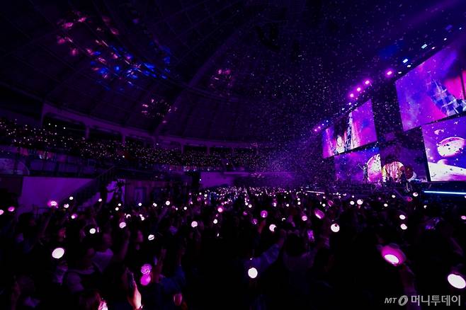 보이 그룹 방탄소년단(BTS) 멤버 진이 지난해 11월 17일 오후 서울 중구 장충동 장충체육관에서 진행된 솔로 앨범 '해피(Happy)' 발매 기념 팬 쇼케이스에 참석해 멋진 무대를 선보이고 있다. / 사진제공 = 빅히트뮤직