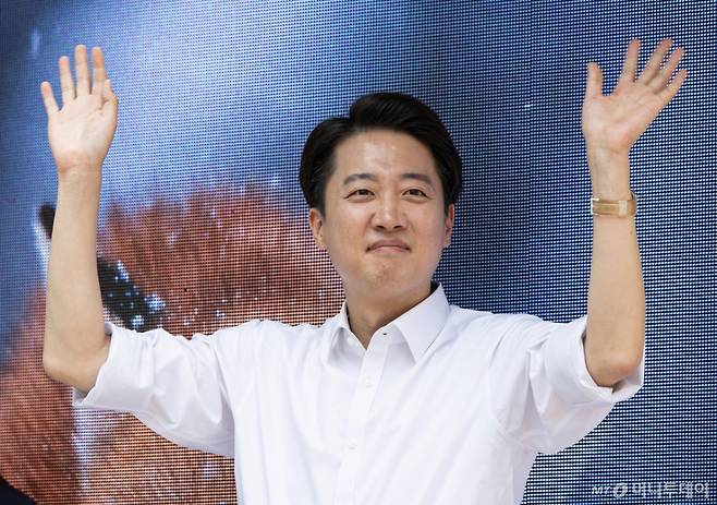 (성남=뉴스1) 이재명 기자 = 이준석 개혁신당 대통령 후보가 29일 오후 경기도 성남시 분당구 판교유스페이스 야외광장에서 시민들을 향해 인사하고 있다. 2025.5.29/뉴스1  Copyright (C) 뉴스1. All rights reserved. 무단 전재 및 재배포,  AI학습 이용 금지. /사진=(성남=뉴스1) 이재명 기자