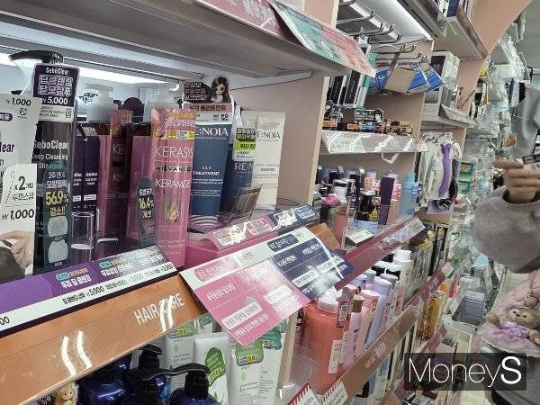 지난 28일 서울 서대문구의 다이소 매장에서 20대 여성 고객이 탈모 제품을 둘러보고 있다. /사진 = 이수빈 기자