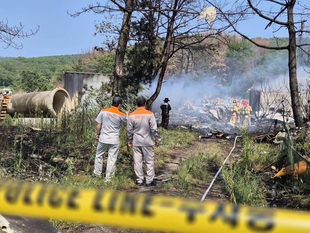 29일 오후 경북 포항시 남구 동해면 신정리 포항공항 인근 야산에 해군이 운용하는 해상초계기가 추락했다. 해군과 소방 당국 등에 따르면 사고 비행기는 P-3C 해상초계기로 추락 당시 기내에 4명이 탑승하고 있었다. 연합뉴스
