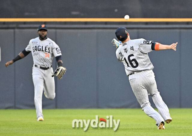 27일 오후 서울 잠실야구장에서 진행된 '2025 프로야구 KBO리그' LG트윈스와 한화이글스의 경기.한화 하주석이 3회말 1사 1루서 박동원의 타구를 잡아내고 있다./마이데일리