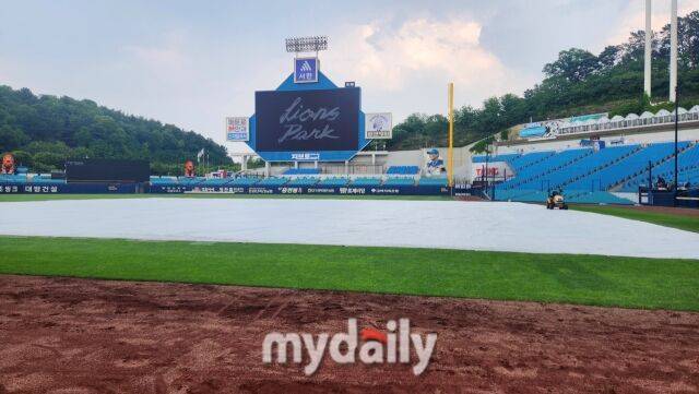 방수포가 깔린 라이온즈 파크./대구=김경현 기자