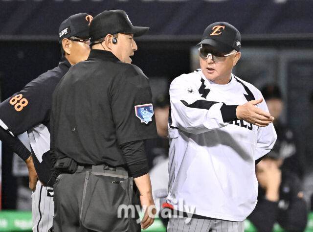 28일 오후 서울 잠실야구장에서 진행된 '2025 프로야구 KBO리그' LG트윈스와 한화이글스의 경기. 한화 김경문 감독이 심판에 항의를 하고 있다./마이데일리