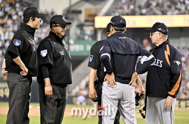 27일 오후 서울 잠실야구장에서 진행된 '2025 프로야구 KBO리그' LG트윈스와 한화이글스의 경기. 한화 김경문 감독이 심판에 항의를 하고 있다./마이데일리