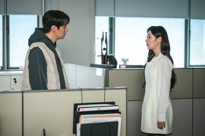 드라마가 끝날 때쯤이면 이들의 거리도 한층 더 가까워질 것이다.