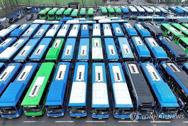 공영 차고지에 주차된 시내버스들 [연합]