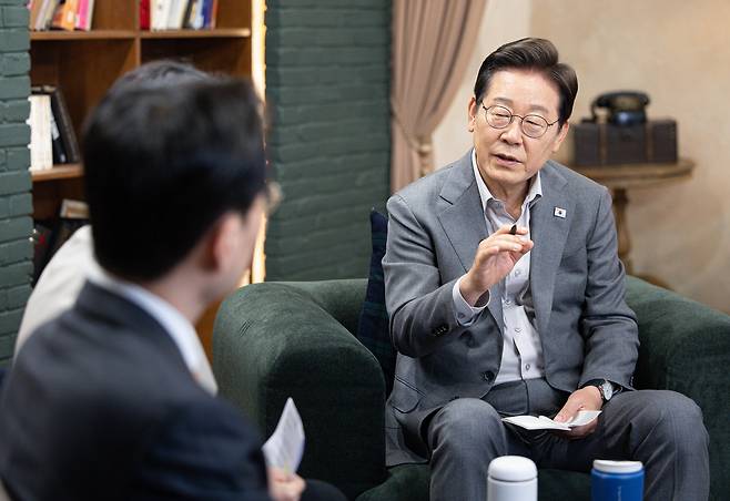 더불어민주당 이재명 대선 후보가 28일 서울 강남구의 한 스튜디오에서 열린 K-이니셔TV ‘1400만 개미와 한배 탔어요’ 유튜브 라이브에서 발언하고 있다. [공동취재, 연합]