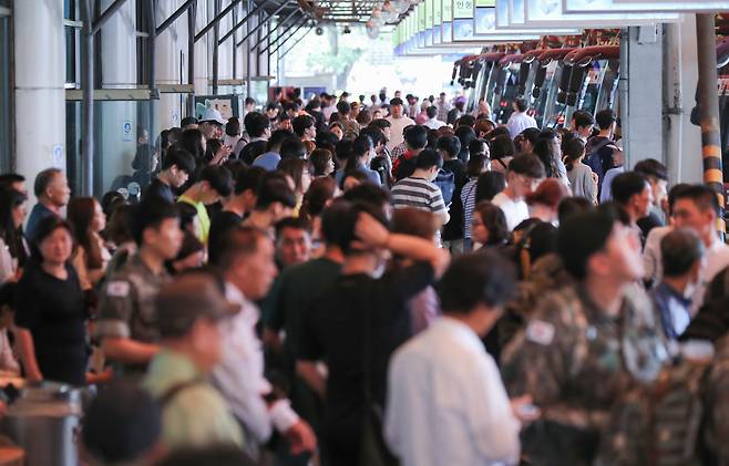 서울 광진구 동서울터미널이 귀성객들로 붐비는 모습. [연합뉴스]