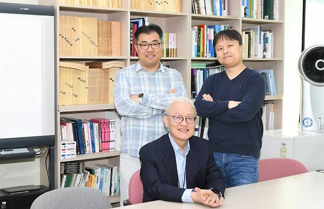 탈부착형 비구면 음향렌즈를 개발한 KRISS 연구진. 도일(뒷줄 왼쪽부터 시계방향) 의료융합측정그룹장, 백경민 책임연구원, 김용태 책임연구원.[KRISS 제공]