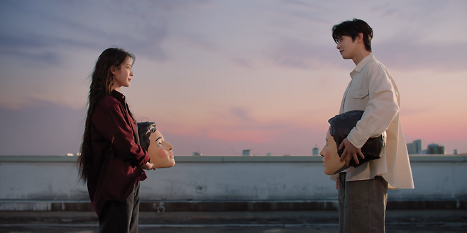 얼터너티브 그룹 바밍 타이거와 함께 작업한 아이유이 ‘미인’ 뮤직비디오 [이담엔터테인먼트 제공]