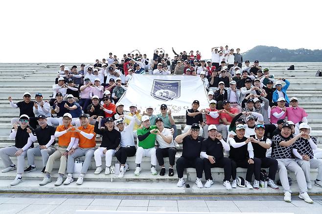 국내 유일 父子 골프대회 ‘젝시오 파더앤선’ 참가자들이 단체 촬영을 하고 있다.   [던롭스포츠코리아 제공]