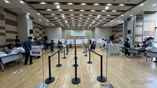 29일 오전 서울 서초구 반포1동주민센터에서 진행 중인 사전투표 현장의 모습. 박연수 수습기자