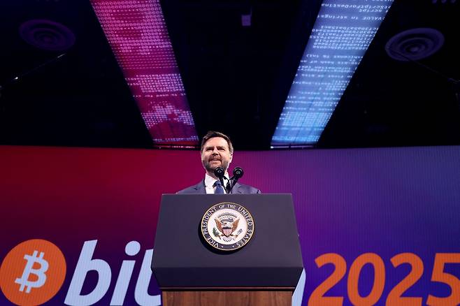 28일(현지시간) 미국 라스베이거스에서 열린 ‘비트코인 2025 콘퍼런스’에서JD 밴스 미국 부통령이 연설하는 모습. [AFP]