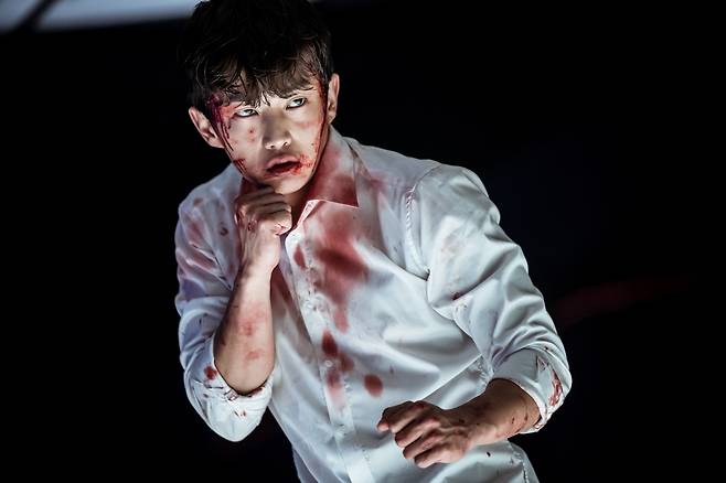 티빙 오리지널 드라마 ‘샤크: 더 스톰’에서 차우솔을 연기한 배우 김민석은 “액션을 하면서 하도 맞다 보니 멍은 기본이고 몸살이 났다”며 “뼈를 갈아 넣어 찍은 드라마”라고 했다. [티빙 제공]