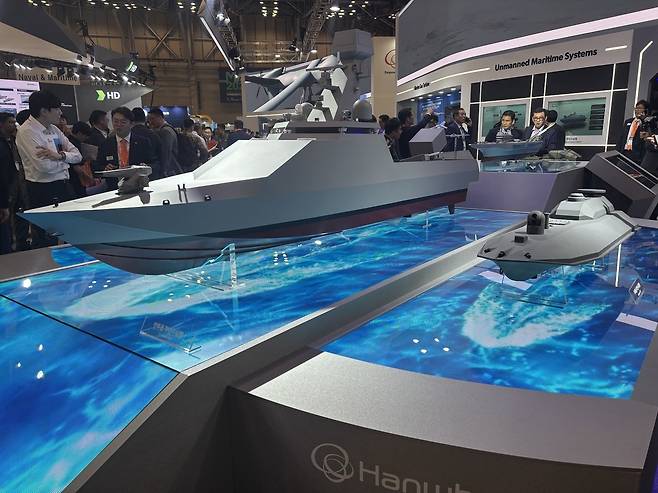 한화그룹 3사 공동부스에 전시된 전투용 무인수상정(사진 왼쪽)과 자폭용 무인수상정(사진 오른쪽). [홍윤 기자]