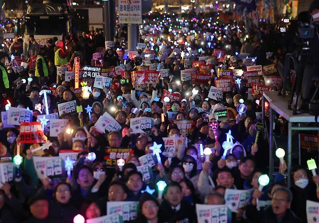 윤석열 대통령 탄핵 집회에서 시민들은 새로운 집회 대표 노래가 된 소녀시대의 ‘다시 만난 세계’를 함께 부르고 응원봉을 흔들었다. [연합]