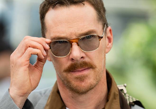 영국 배우 베네딕트 컴버배치가 지난 19일(현지시간) 프랑스 칸에서 열린 팔레 드 페스티벌에서 열린 제78회 칸 영화제에서 ‘페니키아 스킴’ 기념촬영을 하고 있다. [게티이미지]