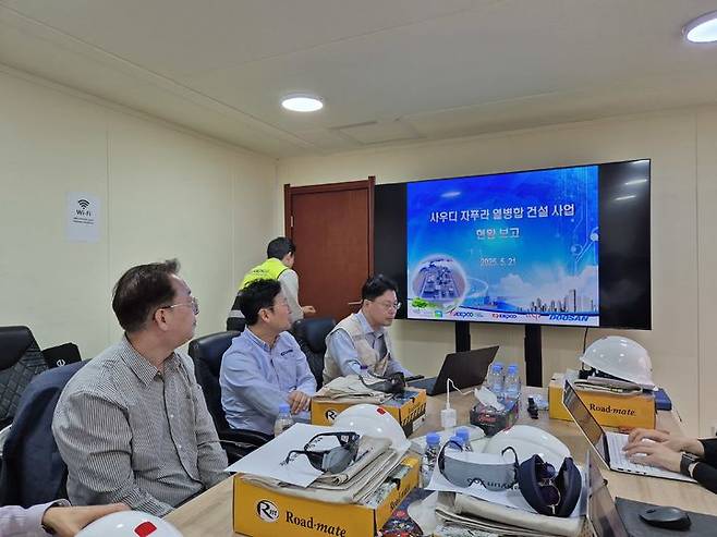 [담맘=뉴시스]사우디의 자푸라 열병합 발전소 직원들이 사업 브리핑 중이다. (사진=산업통상자원부 공동취재단 제공) *재판매 및 DB 금지