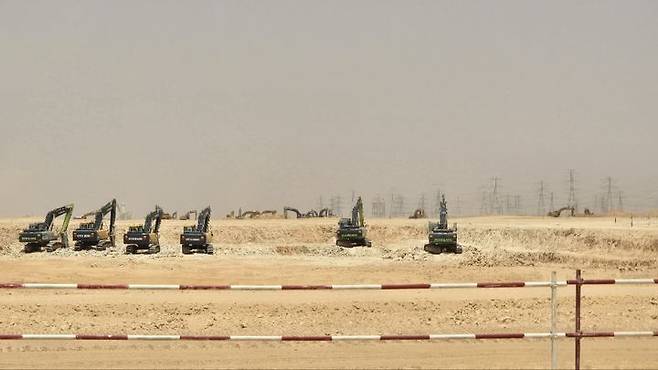 [리야드=뉴시스]루마 가스복합 발전소 예정부지에서 작업 중이던 포크레인이 세워져 있었다. (사진=산업통상자원부 공동취재단 제공) *재판매 및 DB 금지