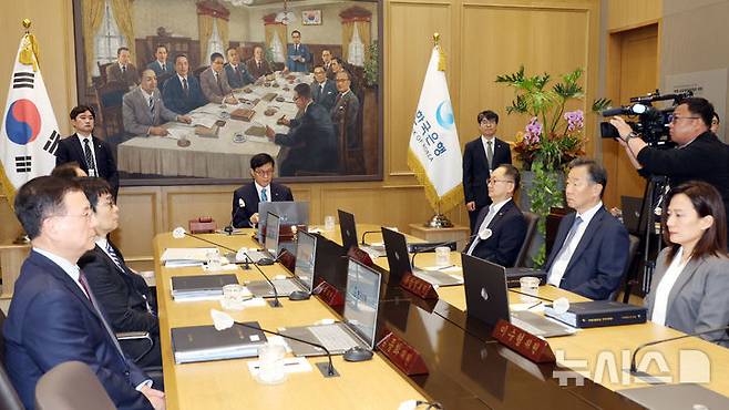 [서울=뉴시스] 사진공동취재단 = 이창용 한국은행 총재가 17일 서울 중구 한국은행 본관에서 금융통화위원회 본회의를 주재하고 있다. 2025.04.17. photo@newsis.com