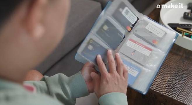 [뉴시스] 바인더에 카드를 모아 관리하는 데이비드 도. (출처=CNBC) 2025.05.29. photo@newsis.com *재판매 및 DB 금지