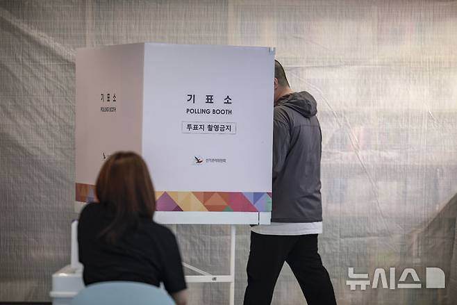 [서울=뉴시스] 정병혁 기자 = 제21대 대통령선거 사전투표 첫 날인 29일 서울 중구 동화동주민센터 내 작은도서관에 설치된 사전투표소에서 유권자들이 투표를 하고 있다. 2025.05.29. jhope@newsis.com