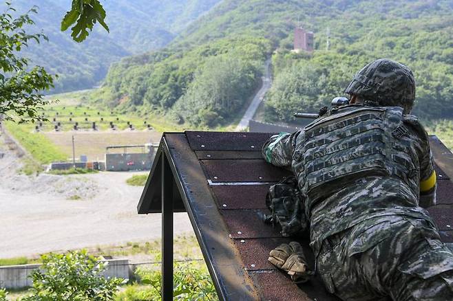 [서울=뉴시스] 해병대사령부는 지난 26일부터 30일까지 경북 포항 수성사격장에서 육·해·공군, 해병대와 미국, 필리핀, 호주 등 총 29개 팀의 저격수들이 참가한 가운데 제4회 해병대사령관배 저격수 경연대회를 실시하고 있다.사진은 제4회 해병대사령관배 저격수 경연대회에 참가한 해병대 저격수가 루프탑 장애물에서 목표를 향해 사격하고 있다. (사진=해병대사령부 제공) 2025.05.29. photo@newsis.com *재판매 및 DB 금지