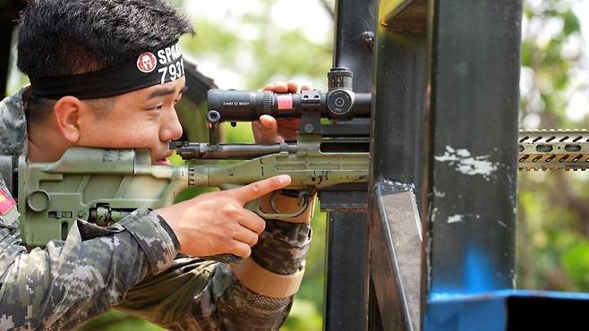 [서울=뉴시스] 해병대사령부는 지난 26일부터 30일까지 경북 포항 수성사격장에서 육·해·공군, 해병대와 미국, 필리핀, 호주 등 총 29개 팀의 저격수들이 참가한 가운데 제4회 해병대사령관배 저격수 경연대회를 실시하고 있다.사진은 제4회 해병대사령관배 저격수 경연대회에 참가한 해병대 저격수가 조준경을 조절하며 사격 준비를 하고 있다. (사진=해병대사령부 제공) 2025.05.29. photo@newsis.com *재판매 및 DB 금지