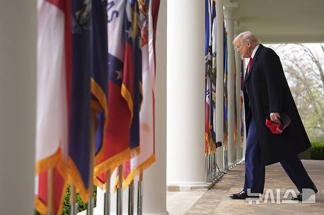 [워싱턴=AP/뉴시스] 미국 연방법원이 도널드 트럼프 미국 대통령의 상호 관세 부과 명령은 위법이라고 28일(현지 시간) 판결했다. 사진은 트럼프 대통령이 지난달 2일 백악관 경내 로즈가든에서 열린 상호 관세 발표 행사에 참석하는 모습. 2025.05.29.