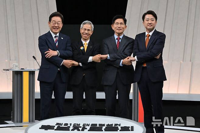 [서울=뉴시스] 국회사진기자단 = 27일 오후 서울 마포구 상암동 MBC 스튜디오에서 열린 중앙선거방송토론위원회 주관 제21대 대통령선거 3차 후보자토론회 시작에 앞서 각 정당 대선후보들이 기념촬영을 하고 있다. 왼쪽부터 이재명 더불어민주당, 권영국 민주노동당, 김문수 국민의힘, 이준석 개혁신당 대선후보. 2025.05.27. photo@newsis.com