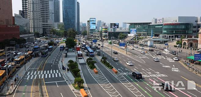 [서울=뉴시스] 이영환 기자 = 29일 서울 중구 서울역광장 일대가 보이고 있다. 서울역광장 및 주변 도로가 오는 6월 1일부터 금연구역으로 지정된다. 금연구역은 서울역광장 및 역사 주변 약 4만3000㎡, 서울역버스종합환승센터 일원 약 1만3800㎡ 등 총 5만6800㎡ 규모다. 흡연자는 한국철도공사가 운영하는 서울역광장 내 흡연부스를 이용해야 한다. 지난 3월부터 계도기간을 운영했으며 6월부터는 서울역광장 금연구역 단속 전담반을 구성해 집중단속에 들어간다. 2025.05.29.  20hwan@newsis.com