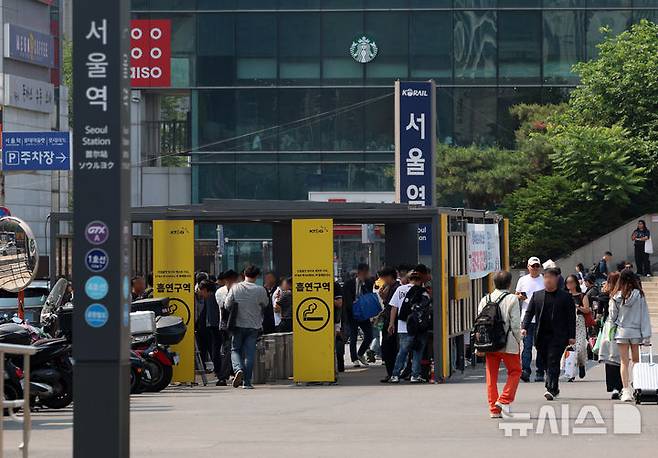 [서울=뉴시스] 이영환 기자 = 29일 서울 중구 서울역광장 흡연부스가 보이고 있다. 서울역광장 및 주변 도로가 오는 6월 1일부터 금연구역으로 지정된다. 금연구역은 서울역광장 및 역사 주변 약 4만3000㎡, 서울역버스종합환승센터 일원 약 1만3800㎡ 등 총 5만6800㎡ 규모다. 흡연자는 한국철도공사가 운영하는 서울역광장 내 흡연부스를 이용해야 한다. 지난 3월부터 계도기간을 운영했으며 6월부터는 서울역광장 금연구역 단속 전담반을 구성해 집중단속에 들어간다. 2025.05.29.  20hwan@newsis.com