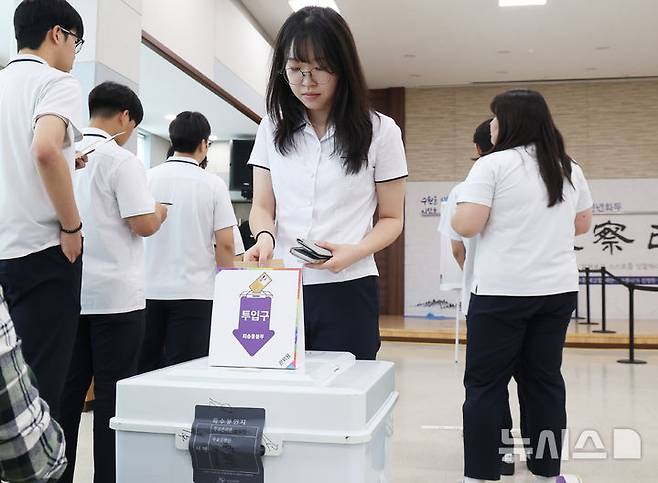[수원=뉴시스] 김종택 기자 = 제21대 대통령선거 사전투표 첫날인 29일 경기 수원시 연무동행정복지센터에 마련된 사전투표소에서 삼일공업고등학교 3학년 학생 유권자들이 생애 첫 투표를 하고 있다. (공동취재) 2025.05.29. photo@newsis.com