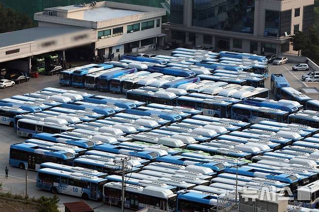 [부산=뉴시스] 하경민 기자 = 부산 시내버스 노조가 총파업에 돌입한 28일 부산 연제구 연제공용차고지에서 운행을 멈춘 시내버스가 줄 지어 멈춰 서 있다. 이번 총파업은 부산 시내버스 준공영제 시행 이후 18년 만에 처음이며, 이날 시내버스 2517대가 운행을 멈췄다. 2025.05.28. yulnetphoto@newsis.com