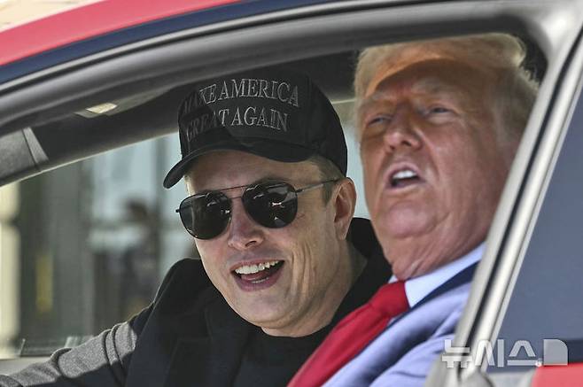 [워싱턴=AP/뉴시스] 도널드 트럼프 미국 대통령과 일론 머스크 테슬라 최고경영자가 11일(현지 시간) 테슬라 모델S에 앉아 기자들과 얘기하고 있다. 트럼프 대통령은 “내가 테슬라 차량을 구매하는 이유는 이 차가 훌륭하기 때문이고, 머스크가 이 일에 자신의 에너지와 인생을 바쳤기 때문”이라고 말했다. 2025.03.12.