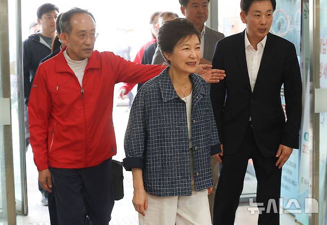 [대구=뉴시스] 이무열 기자 = 박근혜 전 대통령이 29일 대구 달성군 유가읍 행정복지센터에 마련된 제21대 대통령선거 사전투표소로 들어서고 있다. 2025.05.29. lmy@newsis.com