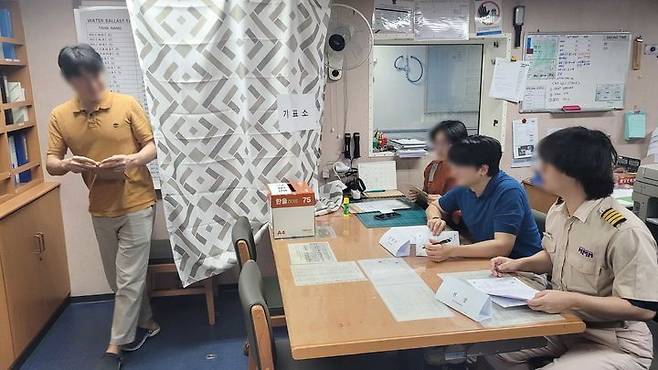 [부산=뉴시스] 제21대 대통령선거 선상투표에 참여하고 있는 HMM 블레싱호 선원들. (사진=선원노련 제공) 2025.05.29. photo@newsis.com   *재판매 및 DB 금지