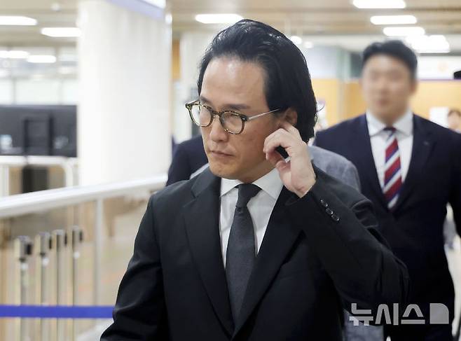 [서울=뉴시스] 홍효식 기자 = 조현범 한국앤컴퍼니그룹 회장이 29일 오후 서울 서초구 서울중앙지방법원에서 열린 200억대 횡령·배임 혐의 관련 선고 공판에 출석하고 있다. 2025.05.29. photo@newsis.com