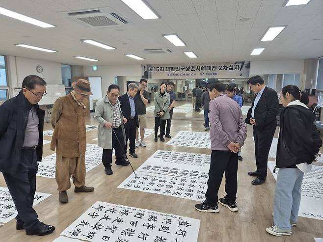 [고성(경남)=뉴시스] 신정철 기자= 경남 고성문화원은 고려 말 명필 행촌 이암 선생의 예술정신을 기리는 ‘제15회 대한민국행촌서예대전’이 성공적으로 개최됐다고 29일 밝혔다.사진은 총4개 부문(한글, 한문, 문인화, 캘리그라피)에 출품된 433점의 작품 가운데 심사를 통해 345점이 최종 선정됐다.(사진=고성군 제공).2025.05.29. photo@newsis.com *재판매 및 DB 금지